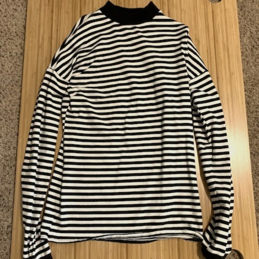 Black/ White Striped Long-sleeved Turtleneck shirt